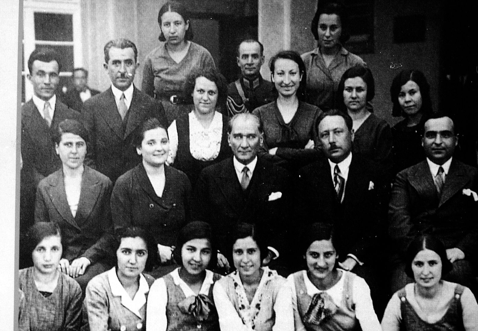 Atatürk’ün Öğretmenlere Verdiği Önem ATATÜRK ARŞİVİMİZ KÜTÜPHANE